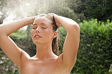 《完蛋我被美女包围》郑梓妍美图：手持大茄子称喜欢吃